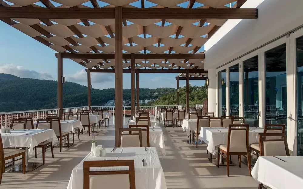 رستوران فضای باز هتل گارسیا ریزورت اند اسپا